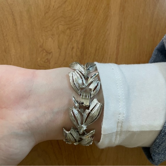 Lisner Vintage Women’s Faux Jewelry Silver Bracelet - Picture 3 of 5